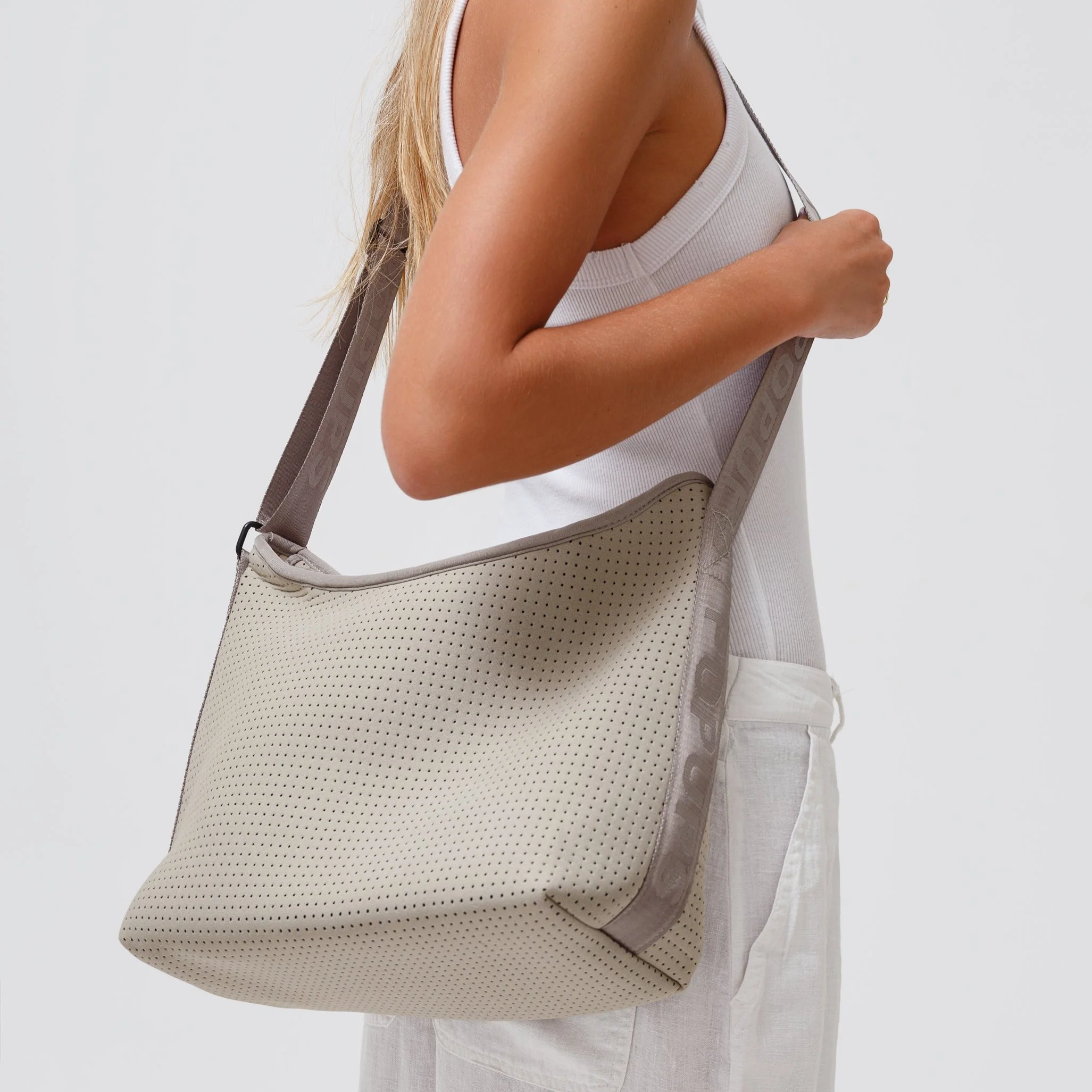 HOBO CROSSBODY BAG TAUPE - Image 7